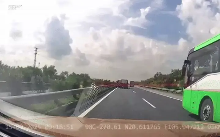 Tông Xe Liên Hoàn Làm 8 Người Bị Thương: Xem Xét Chiếc Xe Bồn Tưới Cây Trên Cao Tốc - Ảnh 2.