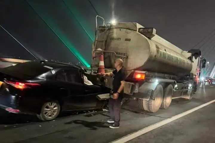 Đâm Vào Xe Rửa Đường Trên Cầu Nhật Tân, Ô Tô Con Biến Dạng - Ảnh 1.