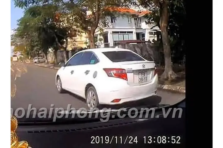 Chiá»u 24-11, Trãªn Ráº¥t Nhiá»u Cã¡c Trang Máº¡ng Xã£ Há»i Táº¡i Háº£i Phã²ng Äæ°a Thã´ng Tin Kã¨m Theo Video, Hã¬nh Áº£nh Vá» Vá»¥ Xe Ã´ Tã´ Hiá»u Toyota Vios Mã U Tráº¯ng Biá»n Kiá»m Soã¡t 15a-388.59 Cháº¡y Vá»i Tá»c Äá» Cao Trãªn Äæ°á»ng Pháº¡m Vän Äá»ng (äoáº¡n Háº¡n Cháº¿ Tá»c Äá» 50 Km/ Giá») Hæ°á»ng Vá» Cáº§u Rã O Äã¢m Vã O Ngæ°á»i Phá»¥ Ná»¯ Äiá»u Khiá»n Xe Mã¡y Äiá»n Biá»n Kiá»m Soã¡t 15mdd1-510.33 Táº¡i Vã²ng Xuyáº¿n Dá»c Cáº§u Rã O 2 Giao Vá»i Äæ°á»ng Pháº¡m Vän Äá»ng. Cãº Äã¢m Khiáº¿n Chiáº¿c Xe Mã¡y Äiá»n Vá»¡ Tan Tã Nh, Ngæ°á»i Phá»¥ Ná»¯ Äiá»u Khiá»n Xe Gáº«y Chã¢n. Gã¢y Tai Náº¡n Xong, Chiáº¿c Xe Nã Y Tiáº¿p Tá»¥c Täng Tá»c Bá» Cháº¡y Vá» Hæ°á»ng Cáº§u Rã O.