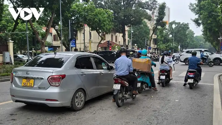 Cấm Xe Máy Xăng, Tiểu Thương Lo Giá Hàng Hóa Tăng