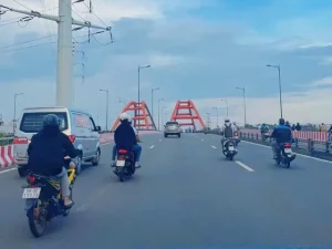 Xe Máy Ngang Nhiên Đi Vào Làn Ô Tô Trên Đường Phạm Văn Đồng