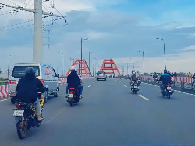 Xe Máy Ngang Nhiên Đi Vào Làn Ô Tô Trên Đường Phạm Văn Đồng