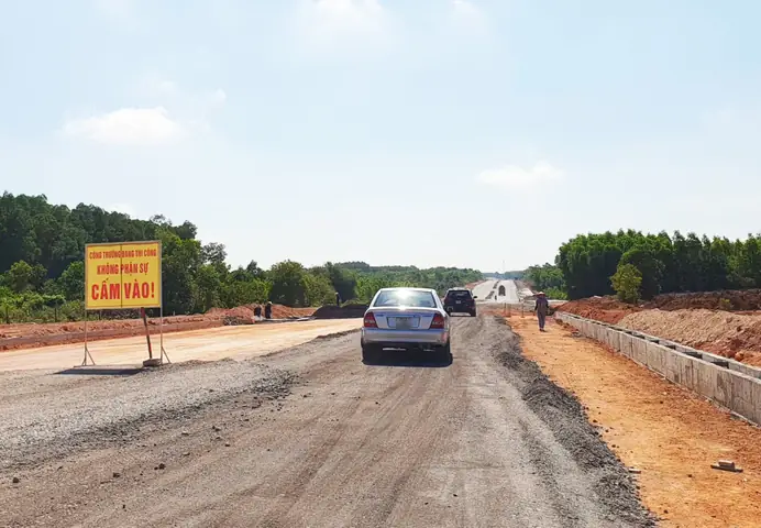 Bất Chấp Biển Cấm Đường Đang Thi Công, Nhiều Xe Ô Tô Vẫn Cố Chạy Vào - Ảnh: Q.h