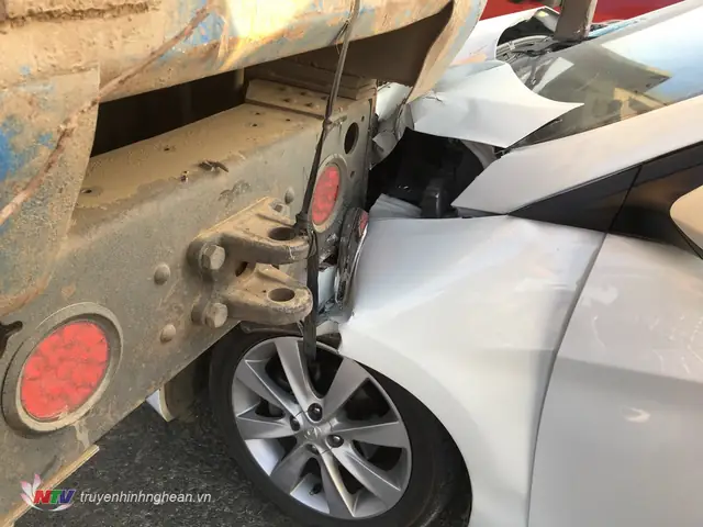 Đầu Xe Ô Tô 5 Chỗ Bị Hư Hỏng Nặng Sau