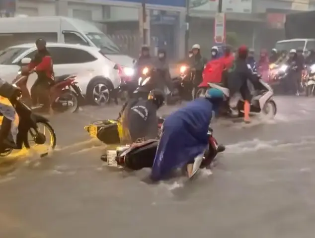 Tai Nạn Giao Thông Mới Nhất 10/5/2025: "xe Điên" Đâm Hàng Loạt Xe Máy Khiến 3 Người Bị Thương