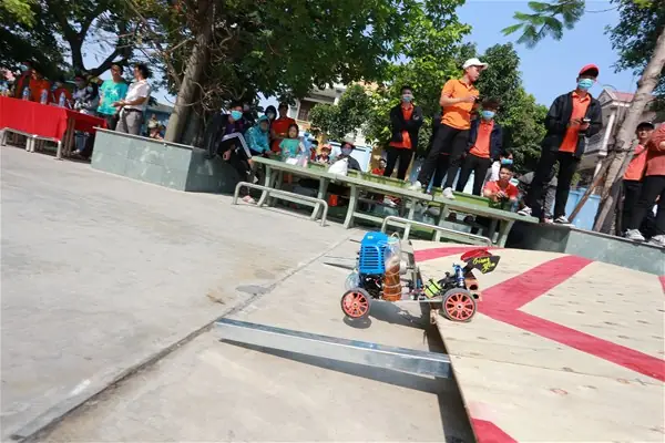 Sinh Viên Ngành Ô - Tô Tự Chế "siêu Xe" Đua Trong Trường