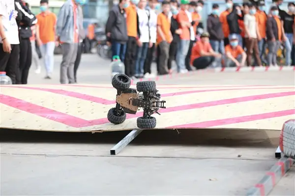 Sinh Viên Ngành Ô - Tô Tự Chế "siêu Xe" Đua Trong Trường