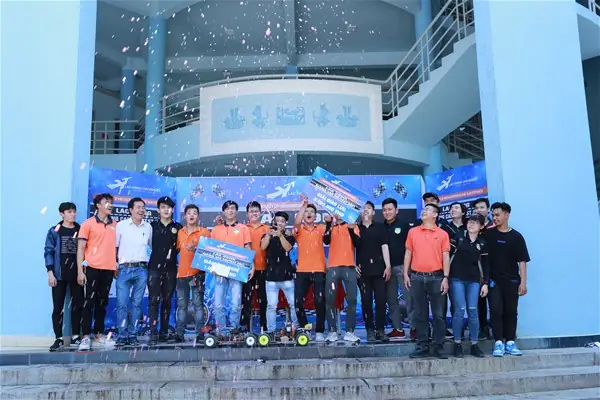 Sinh Viên Ngành Ô - Tô Tự Chế "siêu Xe" Đua Trong Trường