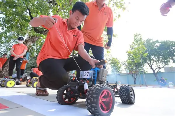 Sinh Viên Ngành Ô - Tô Tự Chế "siêu Xe" Đua Trong Trường