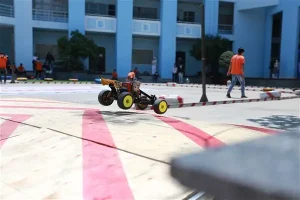 Sinh Viên Ngành Ô - Tô Tự Chế "siêu Xe" Đua Trong Trường