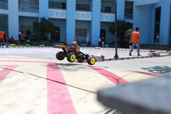 Sinh Viên Ngành Ô - Tô Tự Chế "siêu Xe" Đua Trong Trường