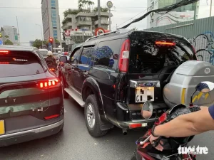 Ô Tô Lấn Làn Xe Máy, Xe Máy Len Lỏi Làn Ô Tô, Không Còn Nhận Ra Làn Xe Nào - Ảnh 1.