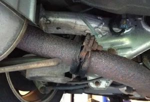 Cụm Ống Dẫn Khí Thải Móp Méo Dẫn Tới Tắc Đường Thoát Khí