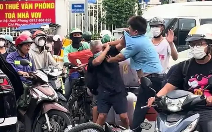 Đưa Người Đàn Ông Đánh Cụ Ông Ở Phường Sài Gòn Về Trụ Sở Công An Làm Việc - Ảnh 2.