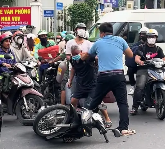 Đưa Người Đánh Cụ Ông Ở Phường Sài Gòn Về Trụ Sở Công An Làm Việc - Ảnh 1.