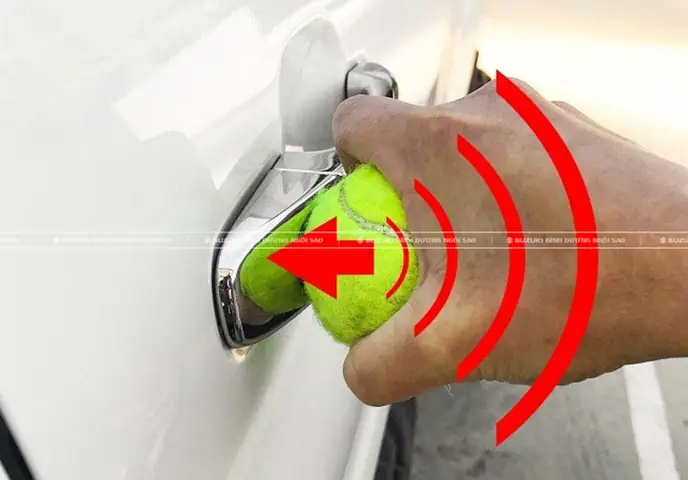 Cách Mở Cửa Ô Tô Đơn Giản Bằng Bóng Tennis