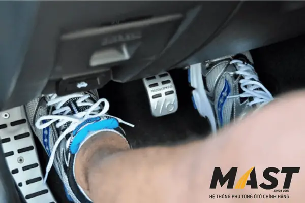 Một Số Dấu Hiệu Nhận Biết Nhanh Phanh Ô Tô Không Ăn