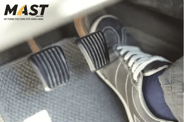 Bước 6: Đạp Nhồi Phanh Liên Tục