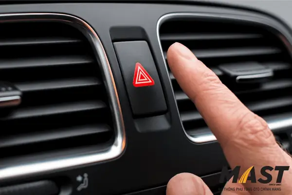 Bước 2: Quan Sát Và Bật Đèn Cảnh Báo