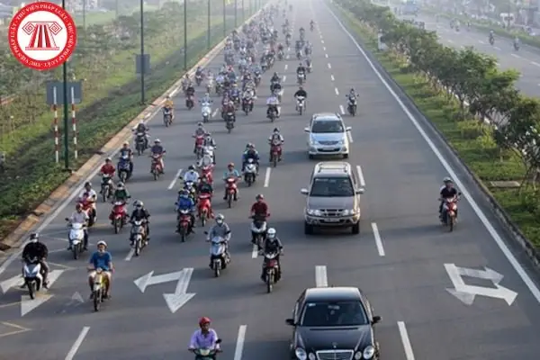 Điều Khiển Xe Máy Lấn Sang Làn Xe Ô Tô Thì Bị Xử Phạt Vi Phạm Hành Chính Bao Nhiêu Tiền?