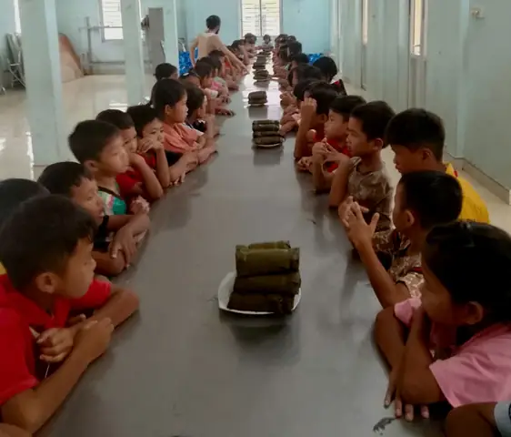 Phó Hiệu Trưởng Nói Không Cho Học Sinh Ngộ Độc Đi Viện Vì 'chờ Điều Ô Tô Chở' - Ảnh 1.