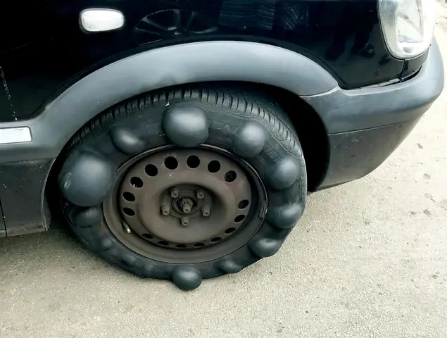 Hình Ảnh Lốp Của Môt Chiếc Ô Tô Bị Phồng Rộp Nhiều Chỗ Mà Chủ Xe Vẫn Cố Chạy Đã Từng Gây Xôn Xao Vào Năm 2019