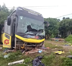 Xe Khách Đi Từ Hà Nội Bị Lật Ở Hà Tĩnh Khiến 10 Người Chết, 14 Người Bị Thương - Ảnh 1.