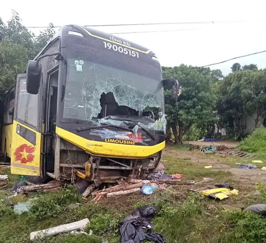 Xe Khách Đi Từ Hà Nội Bị Lật Ở Hà Tĩnh Khiến 10 Người Chết, 14 Người Bị Thương - Ảnh 1.
