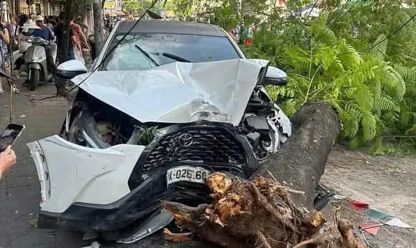 Hiện Trường Vụ Tai Nạn Liên Hoàn - Ảnh: Đ.c.