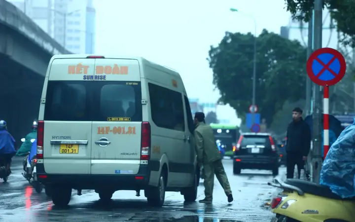 Phớt Lờ Biển Cấm Dừng Đỗ Tại Khương Đình, Nhiều Ô Tô Bị Cẩu Đi- Ảnh 1.