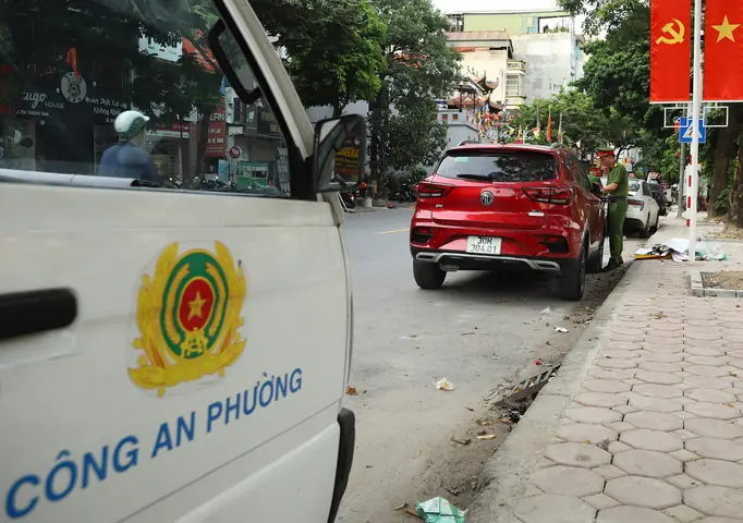 Phớt Lờ Biển Cấm Dừng Đỗ Tại Khương Đình, Nhiều Ô Tô Bị Cẩu Đi- Ảnh 2.