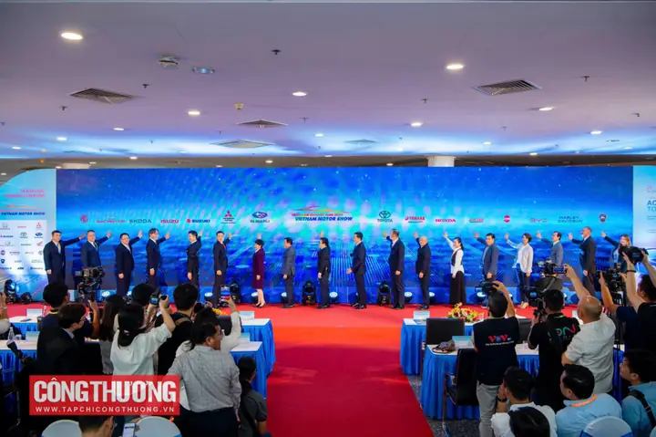 Các Đại Biểu Thực Hiện Nghi Lễ Khai Mạc Triển Lãm Ô Tô Việt Nam - Vietnam Motor Show 2024