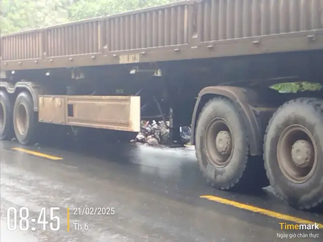 Tngt Giữa Xe Đầu Kéo Chở Quặng Và Mô Tô Ở Quảng Nam, 1 Người Nước Ngoài Tử Vong Tại Chỗ - Ảnh 1.