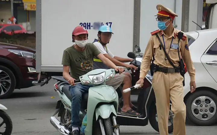 Mức Phạt Không Gương Năm 2025 Là Bao Nhiêu?