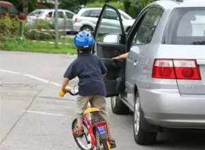 Hướng Dẫn Mở Cửa Xe Ô Tô An Toàn Theo Chuẩn Dutch Reach