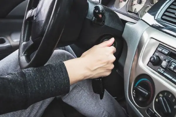 Xe Ô Tô Đề Kêu Tạch Tạch Do Cực Của Bình Ắc Quy Kết Nối Kém