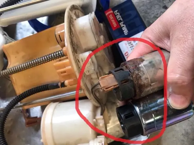 Rắc Cắm Điện Bơm Xăng Ô Tô: Dấu Hiệu Hỏng Và Cách Xử Lý