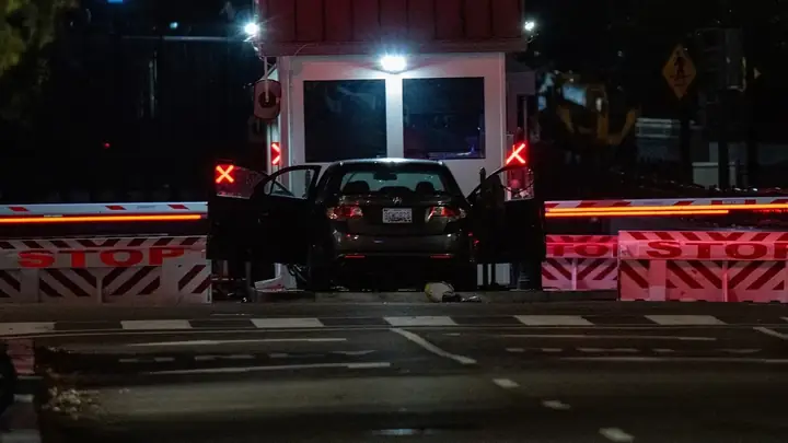 Xe Ô Tô Lao Vào Rào Chắn Nhà Trắng, Washington D.c Bị Phong Tỏa