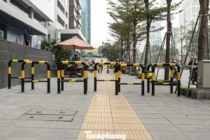 Phần Vỉa Hè Của Một Toà Nhà Trên Phố Tôn Thất Thuyết (quận Cầu Giấy) Được Dựng Rào Theo Hình Zíc Zắc. Tuy Nhiên, Nhiều Người Cho Rằng, Việc Dựng Rào Như Vậy Sẽ Khiến Nhiều Người Đi Lại Khó Khăn, Đặc Biệt Là Người Khuyết Tật.