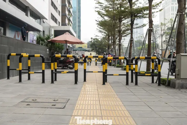 Phần Vỉa Hè Của Một Toà Nhà Trên Phố Tôn Thất Thuyết (quận Cầu Giấy) Được Dựng Rào Theo Hình Zíc Zắc. Tuy Nhiên, Nhiều Người Cho Rằng, Việc Dựng Rào Như Vậy Sẽ Khiến Nhiều Người Đi Lại Khó Khăn, Đặc Biệt Là Người Khuyết Tật.