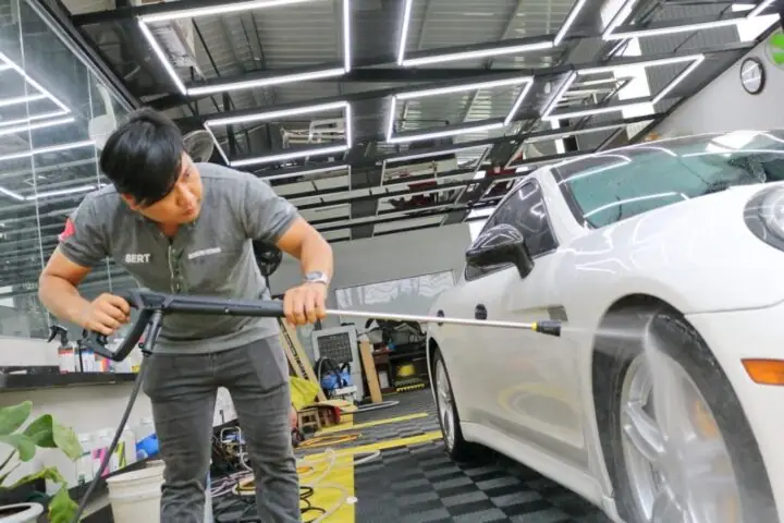 Bước 4: Tẩy Rửa Bằng Xà Bông Chuyên Dụng