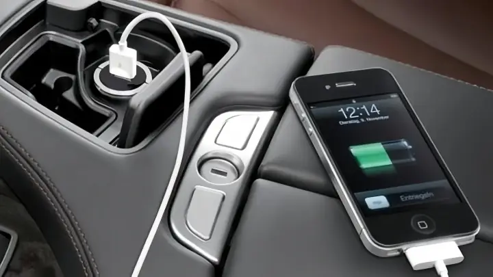 Nhung Luu Y Khi Sac Pin Dien Thoai Tren O To De Khong Bi Chay No Hinh Anh 1