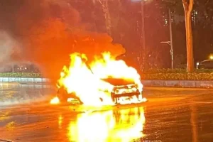 Oto Boc Chay Ngun Ngut Duoi Troi Mua O Ha Noi Hinh Anh