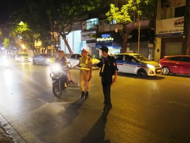 (lsvn) - Luật Trật Tự, An Toàn Giao Thông Đường Bộ Năm 2024 Chính Thức Có Hiệu Lực Từ Hôm Nay (ngày 01/01/2025). Trong Đó Đáng Chú Ý, Luật Này Đã Quy Định Thay Đổi Khung Giờ Bắt Buộc Bật Đèn Xe.