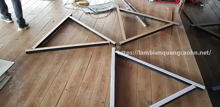 Thi Công Showroom Hạng Mục Đèn, Trần Nhà, Ốp Cột