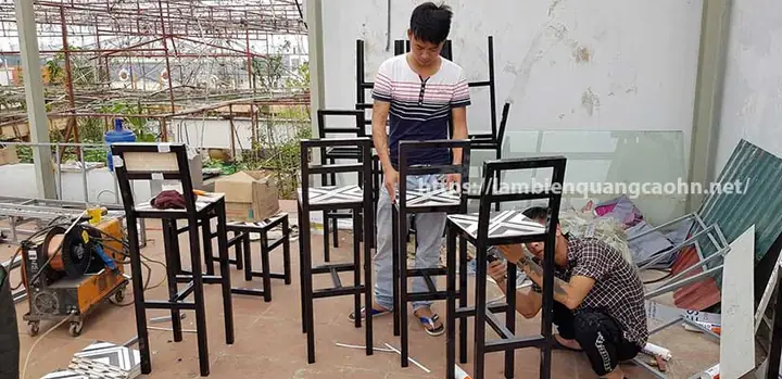 Thi Công Showroom Hạng Mục Bàn Ghế Và Quầy