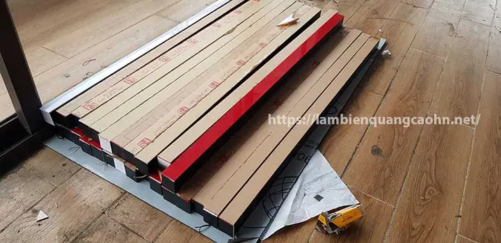 Thi Công Showroom Hạng Mục Đèn, Trần Nhà, Ốp Cột