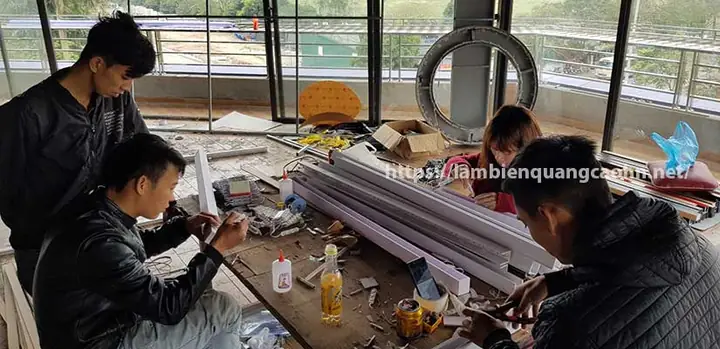 Thi Công Showroom Hạng Mục Đèn, Trần Nhà, Ốp Cột