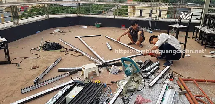 Thi Công Vách Nhôm Kính, Dựng Mái Kính Cho Showroom Trên Sân Thượng