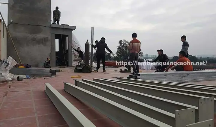 Thi Công Vách Nhôm Kính, Dựng Mái Kính Cho Showroom Trên Sân Thượng